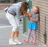 组图:杰西卡-帕克带双胞胎出游 小萝莉吐舌卖萌