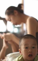 组图：黄觉晒娇妻亲子照寄相思 调侃爸爸去哪儿