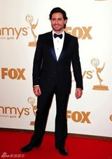 组图：艾美奖红毯 埃德加-拉米雷兹络腮胡微笑迷人