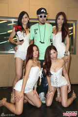 组图：热狗演唱会彩排 辣妹贴身热舞频走光