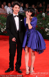 组图：《庸才》首映 堂富美蓝裙可爱臀部似鸡尾