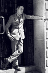 组图：何晟铭上海滩风情大片化身英伦绅士