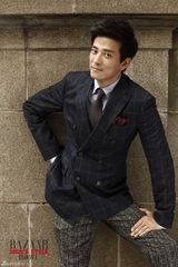 组图：陈晓东古教堂前演绎花样西服