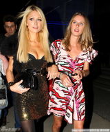 幻灯图集：希尔顿姐妹深夜现身 帕丽斯爆乳抢镜