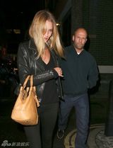 组图：斯坦森夜游体力好精神旺 女友罗西显疲惫