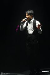 组图：黎明演唱会大打亲民牌 乐基儿秘密现身后台