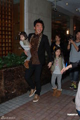 组图：钟镇涛生日携女亮相派对 谭咏麟叶童现身