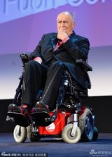 组图：威尼斯影展开幕现场 各单元评委登台致谢