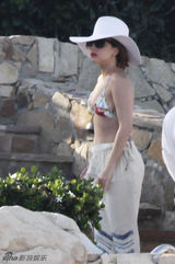 组图：LadyGaga狂甩赘肉 碎花比基尼清凉度假