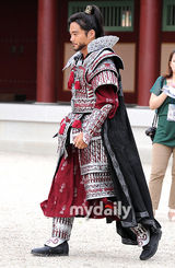 组图：李瑞镇宋智孝等穿古装宣传新剧《階伯》