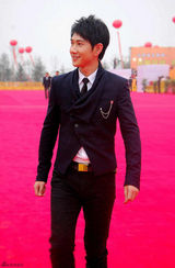 组图：何明翰亮相金鸡奖红地毯 尽显型男本色