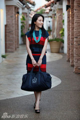 组图：周毅海边拍时尚大片 优雅转身展异域魅力