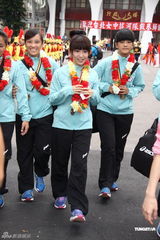 组图：郭书瑶拍《志气》化身拔河队员