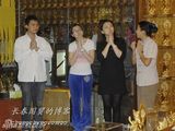 组图：李湘为复出备战 穿黑装虔诚拜佛祈求保佑