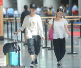 组图：刘诗诗素颜亮相机场 避安检猛喝饮料