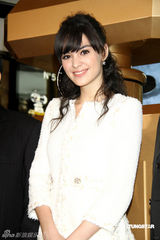 幻灯图：新科影后张榕容白色洋装高贵大方