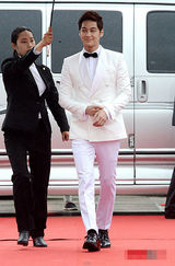 组图：金汎(金范)白色西装潇洒挺拔俊朗迷人