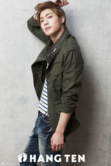 高清组图：韩歌手金贤重春装写真 户外装干练帅气