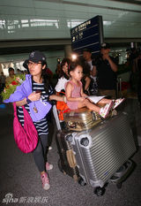 组图：赵文卓携家人抵京 新生娇儿首度亮相