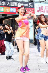 组图：安心亚热舞出席活动 生日未获阿Ken礼物