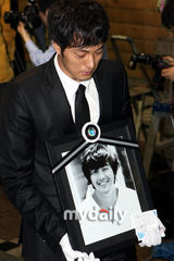 幻灯图：朴龙河灵车抵达火葬场 骨灰将安置京畿道