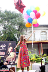 组图：梁心颐发新专辑草地开唱变身精灵