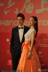 组图：冯绍峰倪妮情侣档现身 羞涩接吻