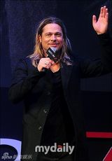 组图：布拉德-皮特韩国宣传新片 长发造型微胖