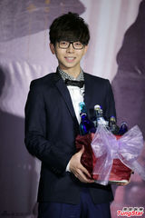 组图：胡夏帅气亮相记者会 现场大跳探戈