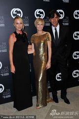 组图：麦当娜黑超黑裙尽展大姐大酷 助阵女性电影奖