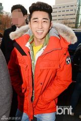 组图：金成钧孙湖竣着94复古装现身闹市送拥抱