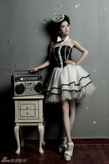 组图：芙蓉姐姐光棍节写真露香肩