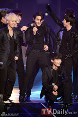 组图：韩团SJ少女时代等亮相《GS&CONCERT》