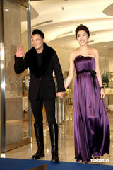 幻灯图集：妩媚杨谨华搭档成熟任达华 代言名表