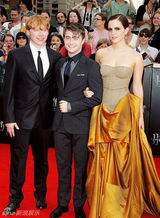 高组图：《哈7下》纽约首映 艾玛低胸礼服亮相