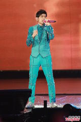 组图：周杰伦开个唱大秀人鱼线 张智霖同台助阵