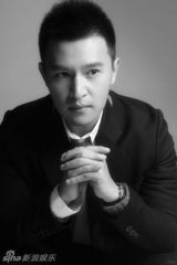 组图：胡海锋黑白写真显硬朗风格
