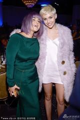 组图：女星格莱美派对竞艳 泰勒透视蕾哈娜真空