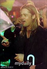 组图：布拉德-皮特韩国宣传新片 长发造型微胖