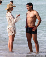 组图：球星法尔考海中爱抚娇妻 舔肚脐极度高调