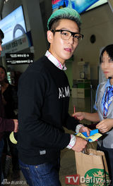 组图：BigBangTOP斯文亮相机场 赴釜山参加夜店派对