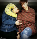 组图：韩团神话后台花絮搞怪 晒奖笑成花