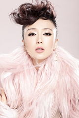 组图：秦岚优雅登杂志封面 蜕变：这只是开始