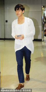 组图：SJ成员金起范搭机抵台 白衣牛仔时尚型男