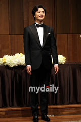 组图：韩歌手曹成模甜蜜完婚 婚前开记者会接受祝福