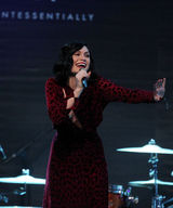 组图：杰西-J双开衩红裙PK凯莉-米洛