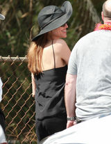 组图：朱莉切乳腺后穿吊带复工 胸部傲人依旧