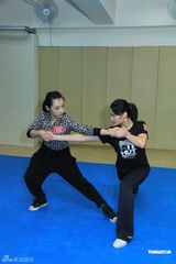 高清图：杨盼盼刘璇彩排功夫表演 下一字马表情轻松