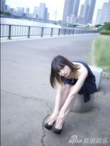 组图：日本不伦女主播解放火辣胴体湿身戏水