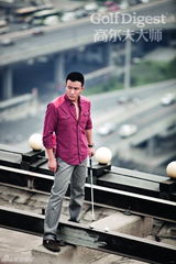 高清图：胡军全新写真曝光 光影变幻尽显熟男风采